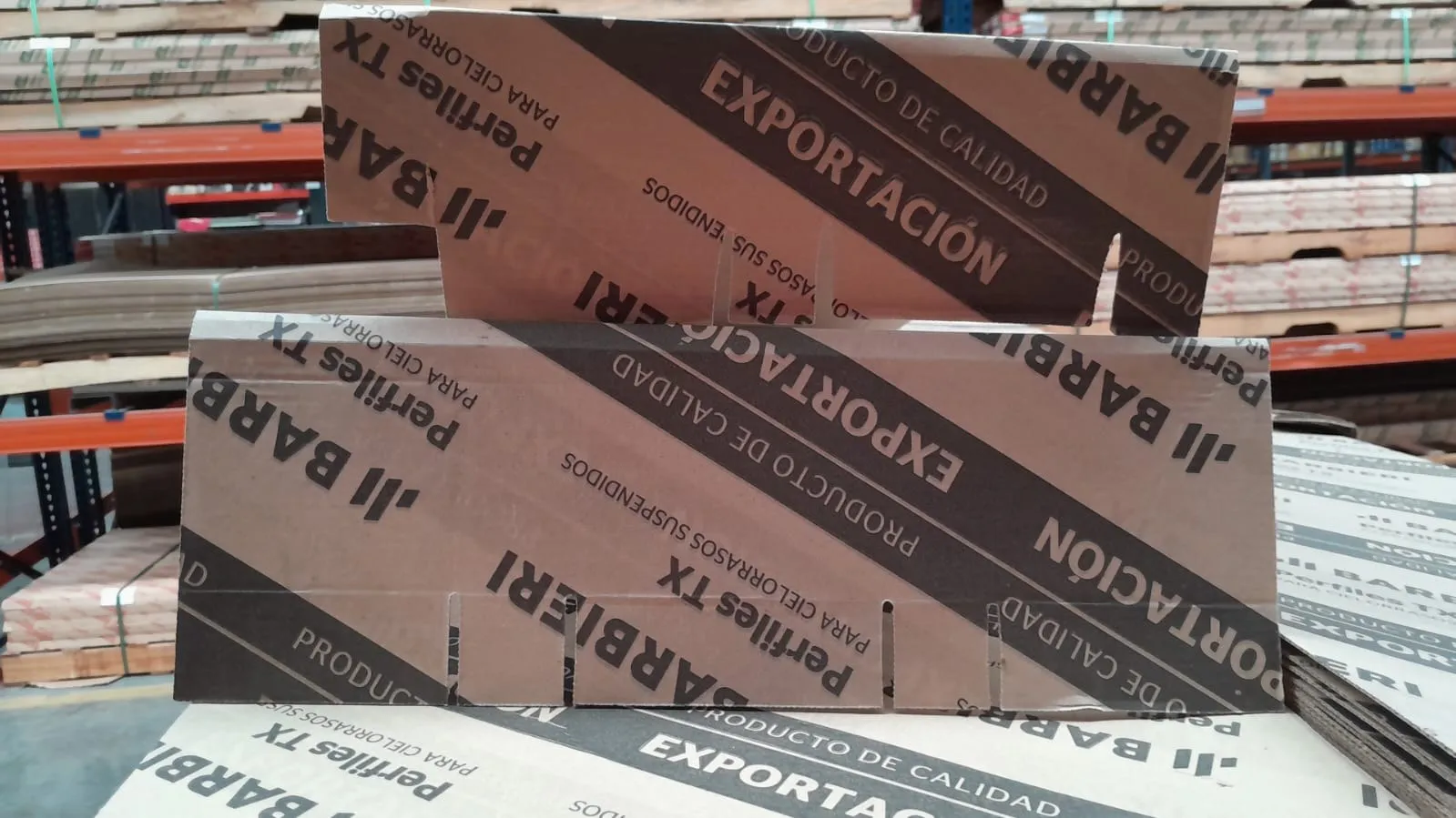 Pilas de cajas impresas para exportación en el depósito
