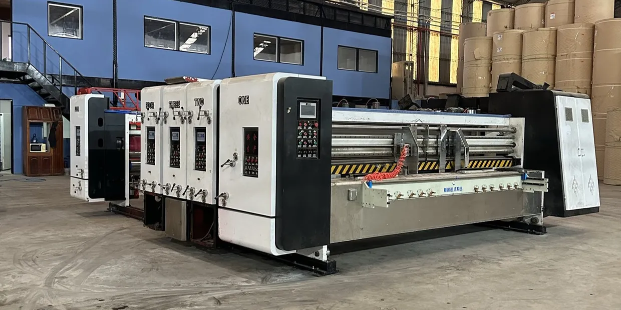 Máquina impresora y troqueladora de alto rendimiento en la planta
