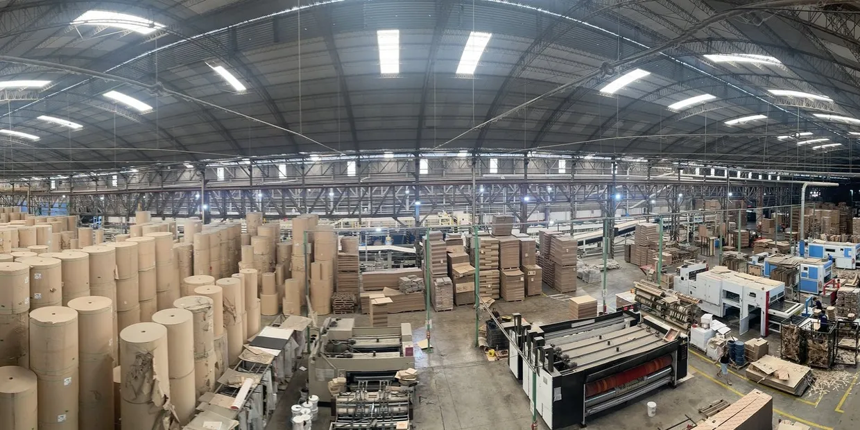 Panorámica de la nave de producción de punta a punta