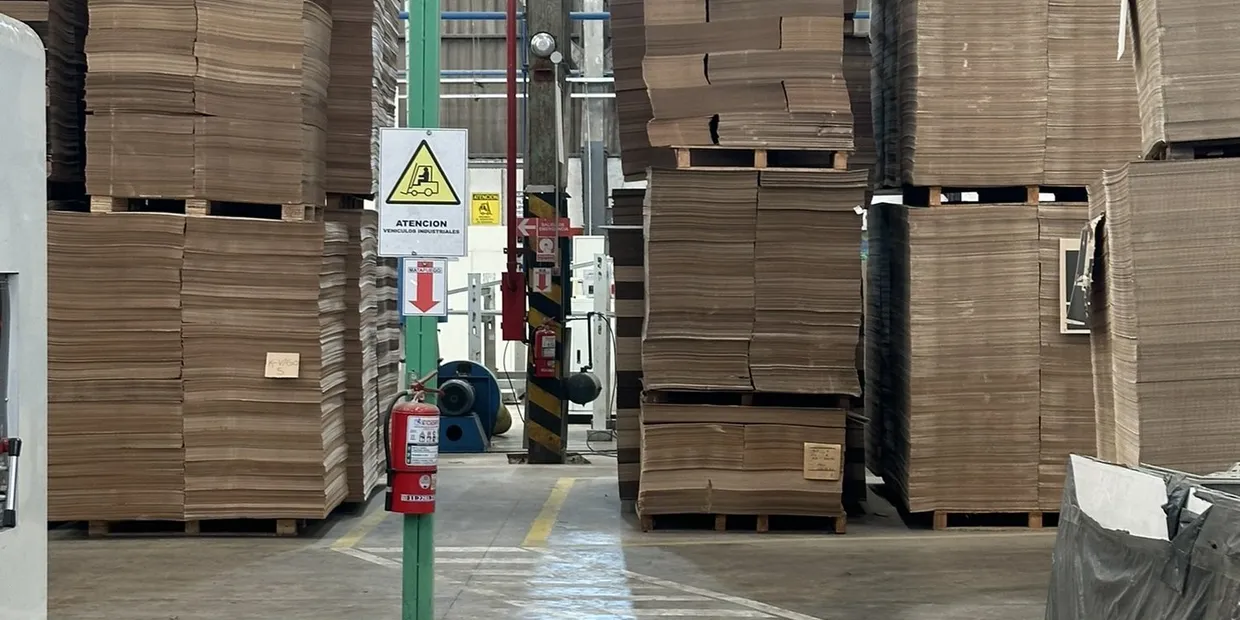 Pallets de cajas terminadas y embaladas en el depósito