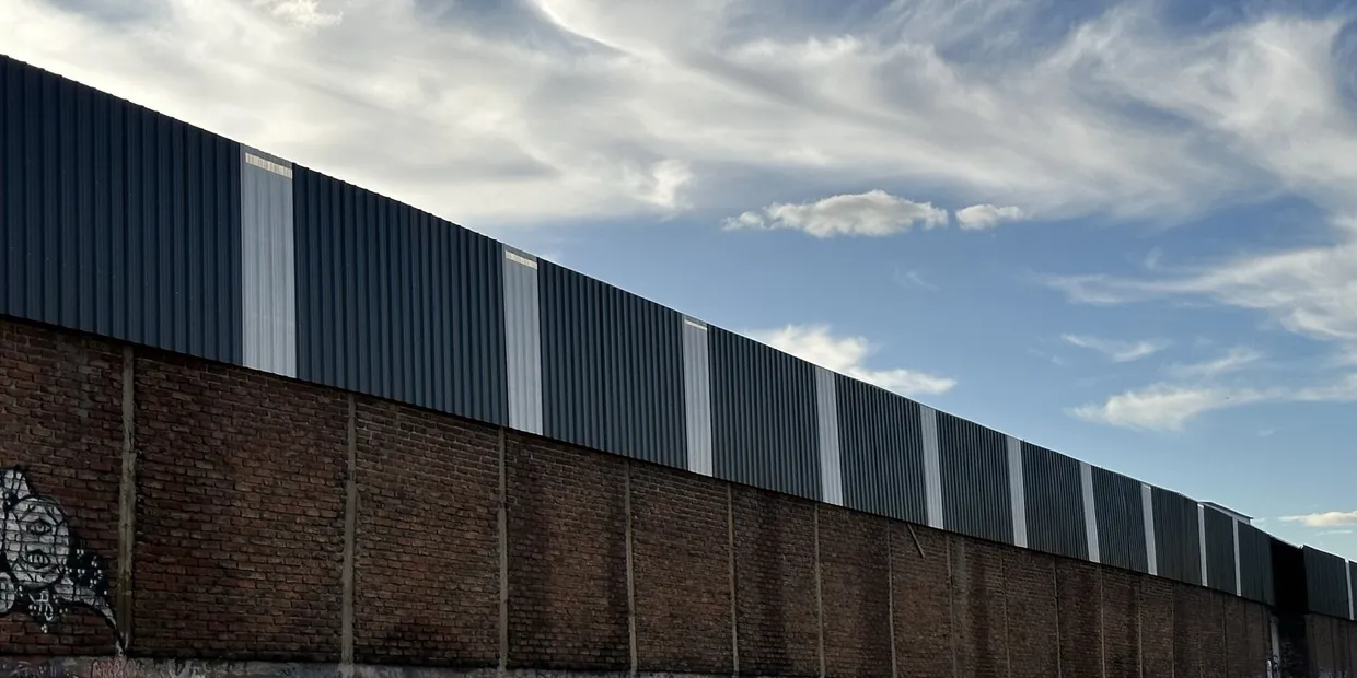 Fachada de la planta de Aconcagua sobre Av. General Olazábal, Lanús