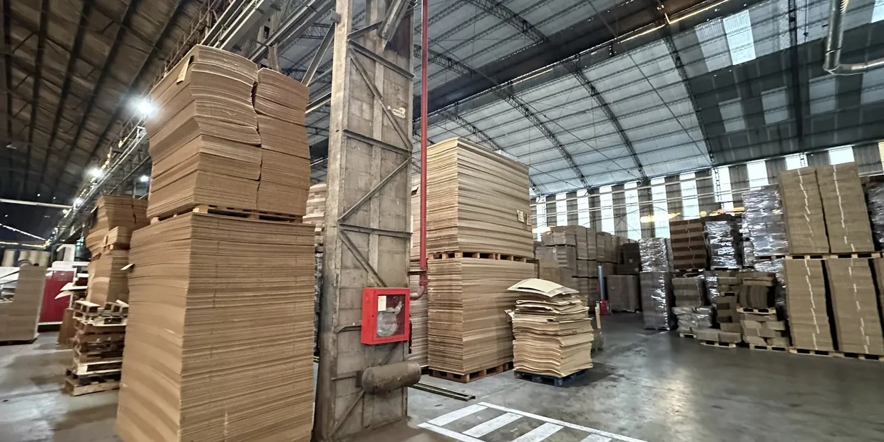 Columnas de pliegos troquelados en el sector de producción